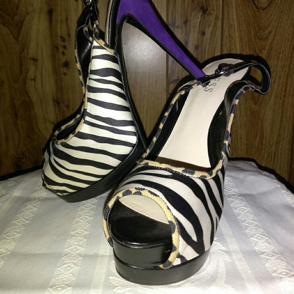 GUESS - Picture 3 of 5